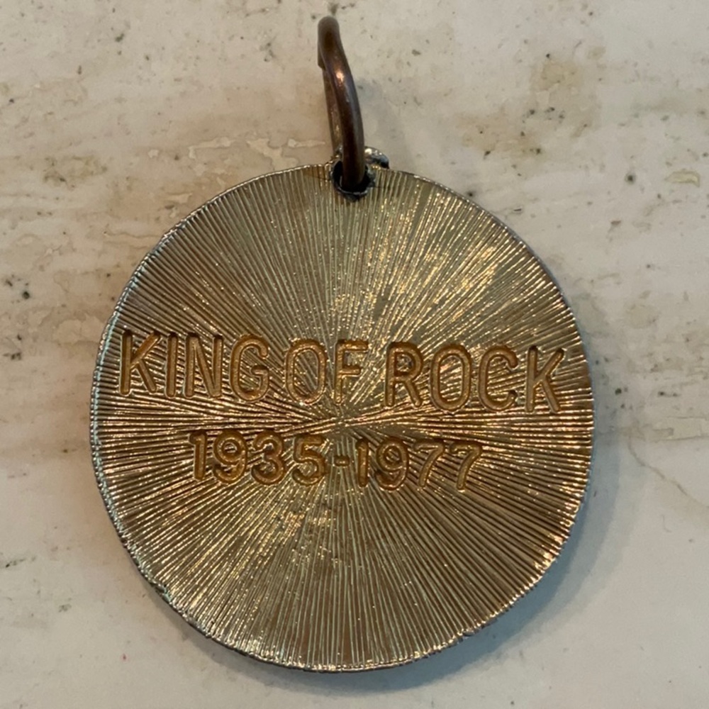 Elvis Presley King Of Rock 1935 - 1977 Pendant Gold Medallion Charm Vintage - Picture 2 of 12
